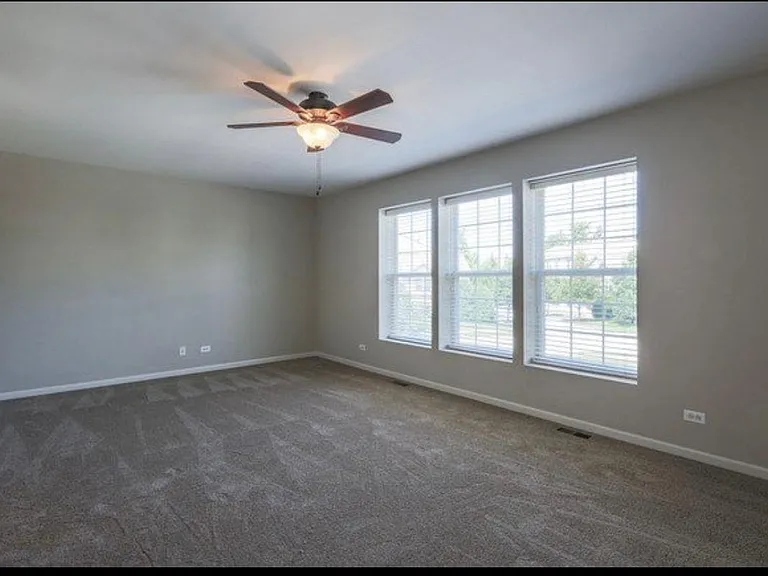 565 Conservatory Ln — Photo 2