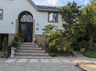 18 Bungalow Rd, Gloucester, MA 01930