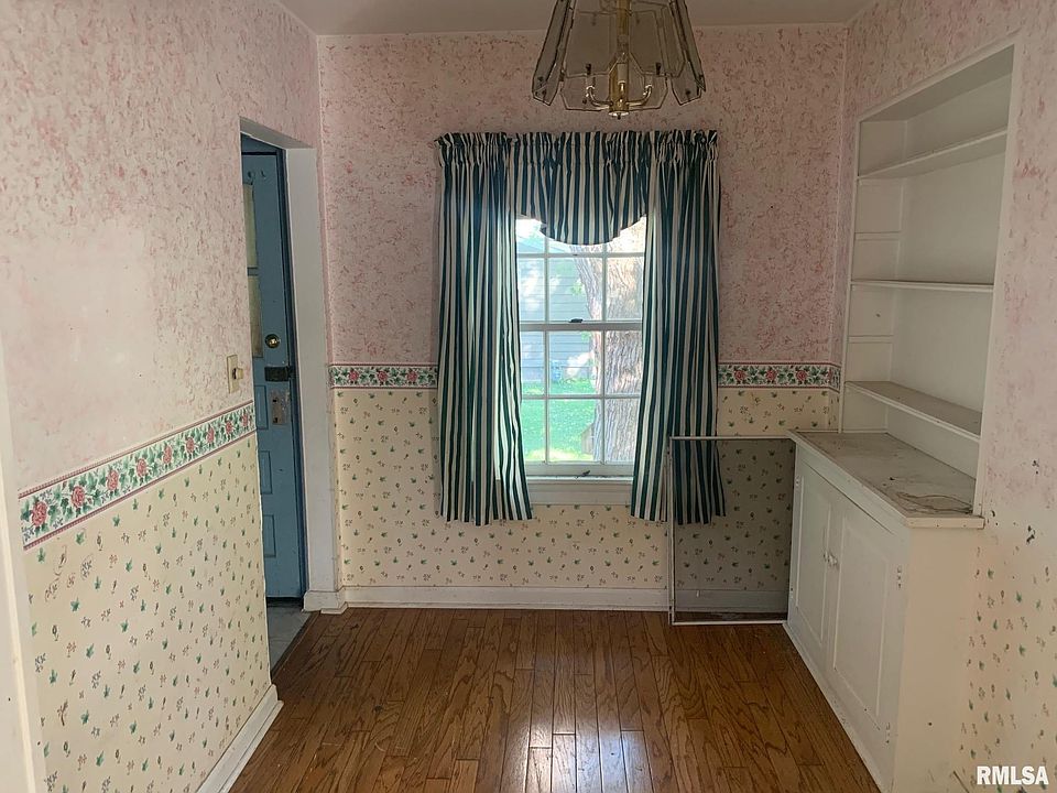 2nd image of 1401 W Iles Ave
