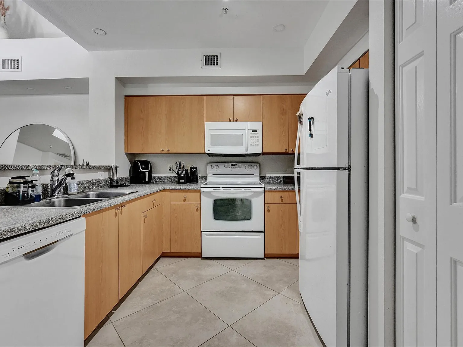 2 bed, 2.0 bath, 1000 sqft, $2,100 — Photo 3