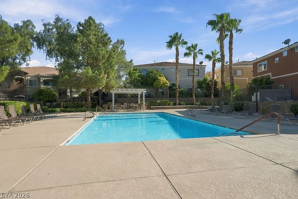 3 bed, 2.5 bath, 1389 sqft, $1,695 — Photo 3