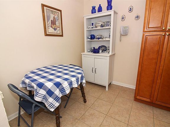 5th image of 953 Courtyard Ln Unit 41