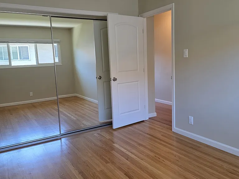 2nd bedroom. View of the door.