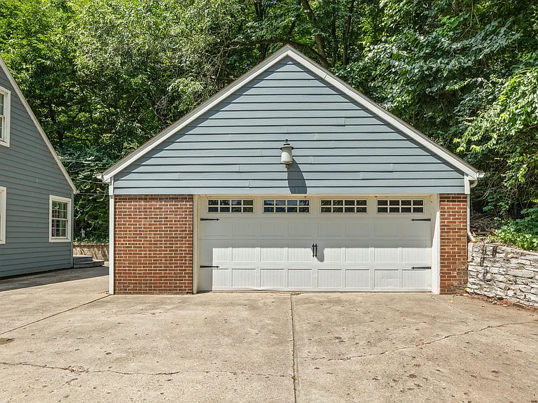 2260 N River Rd — Photo 35