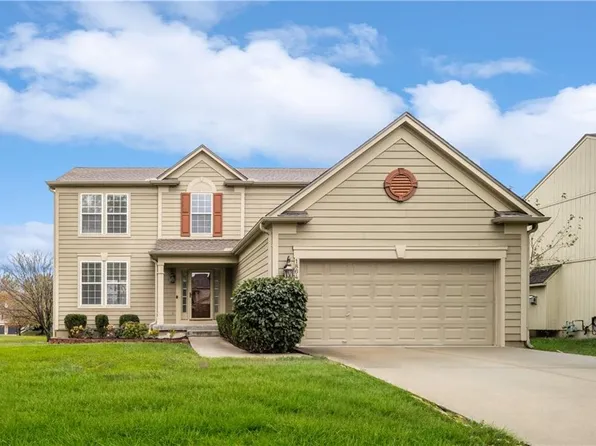 1864 W Concord Dr, Olathe, KS 66061