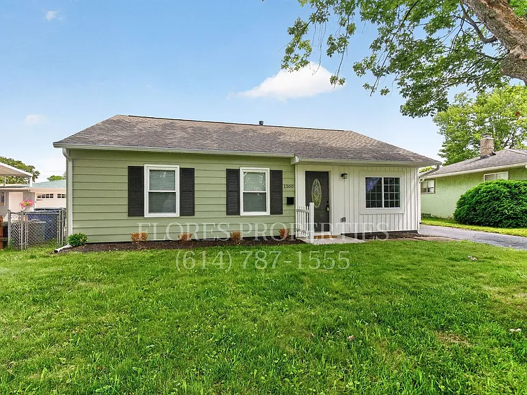1300 Evaline Dr — Photo 2