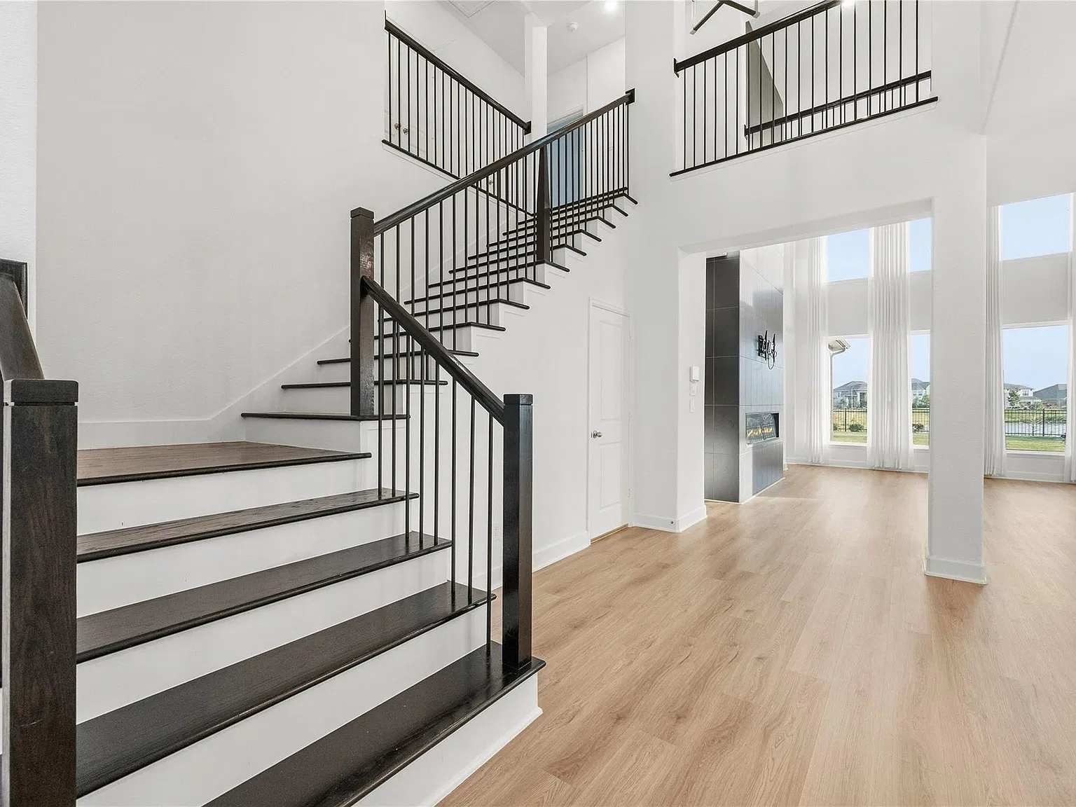 4 bed, 4.5 bath, 4320 sqft, $5,000 — Photo 4