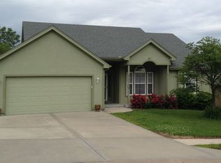 213 Woodhaven Dr, Smithville, MO 64089