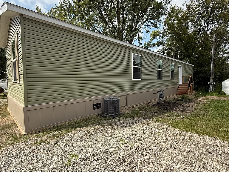 605 Larimore Cir — Photo 3