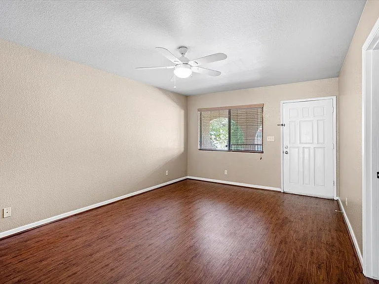510 W University Dr — Photo 2