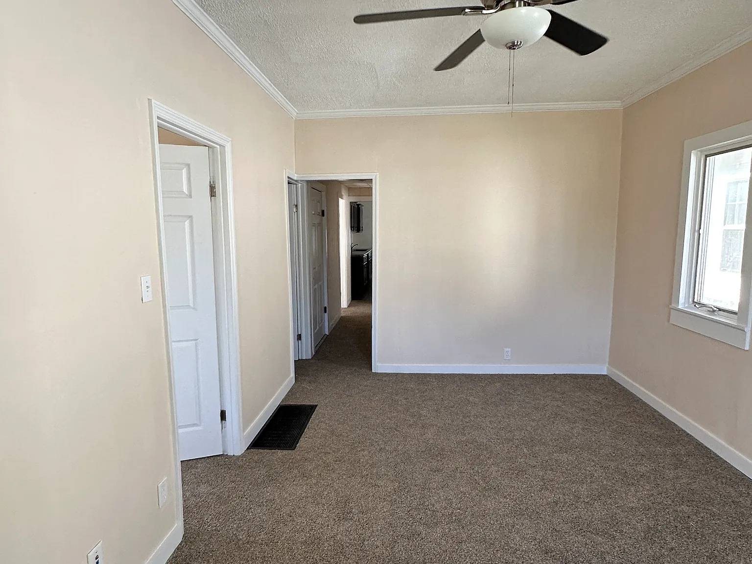 3 bed, 1976 sqft, $1,400 — Photo 2