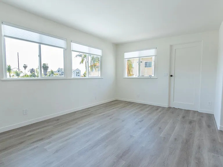 2078 1/2 Garnet Ave — Photo 4