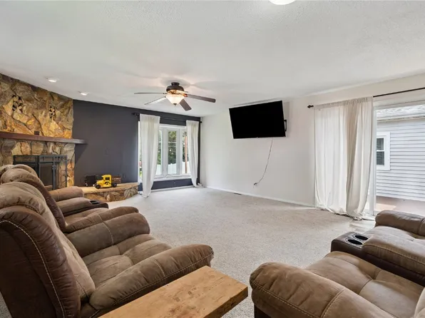 3642 Redbud Rd NE, Cedar Rapids, IA 52402