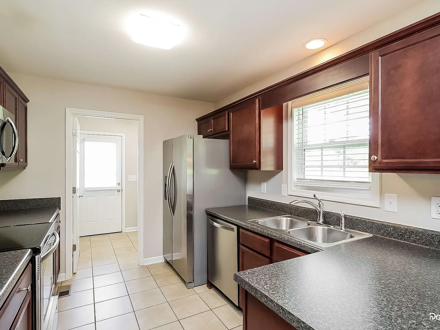 3 bed, 2.0 bath, 1372 sqft, $1,690 — Photo 4