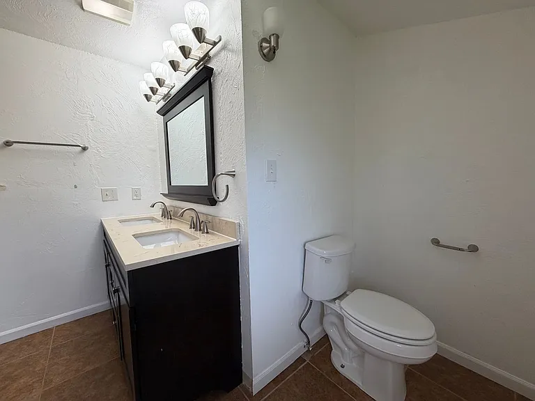 320 Thomas Cir — Photo 13