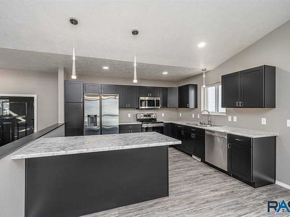 4th image of 900 Trojan Ave