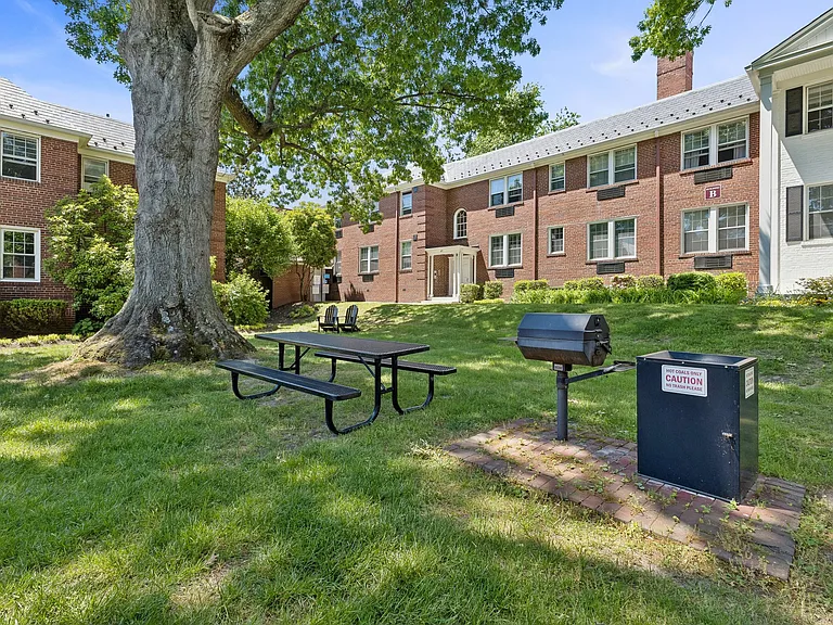 715 S Washington St — Photo 2