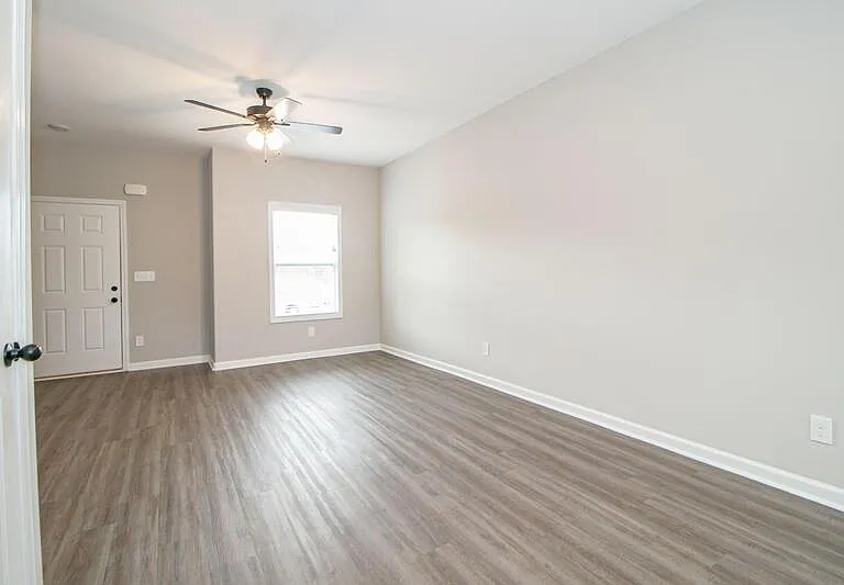 1115 Hillwood Dr — Photo 4