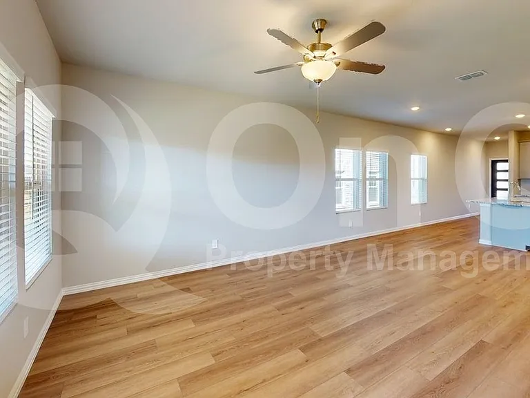 505 Blanton St — Photo 6