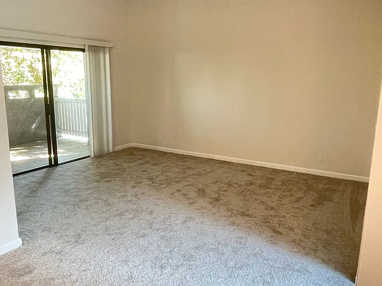 1032 Vermont St — Photo 3