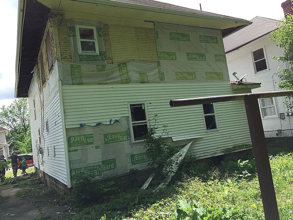 2nd image of 220 Oakwood Pl