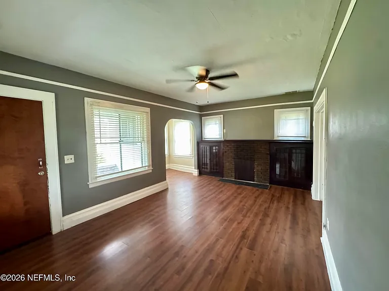 805 Saint Clair St — Photo 4