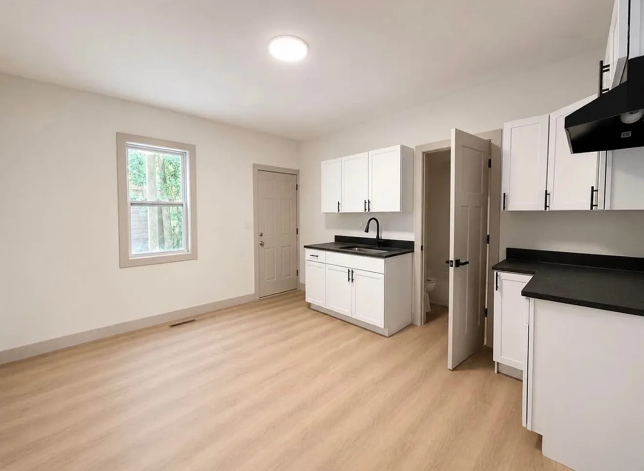 3 bed, 1100 sqft, $2,250 — Photo 2