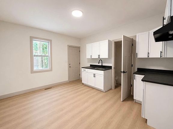 2nd image of 658 Conway St Floor 1