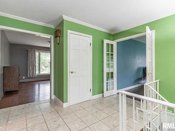 5th image of 909 W Burnside Dr