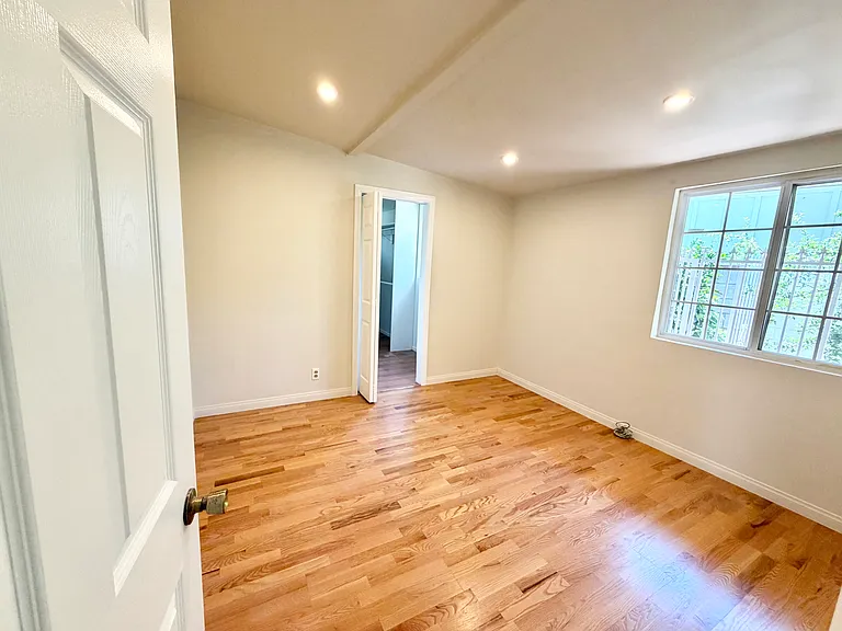 3774 La Crescenta Ave — Photo 22