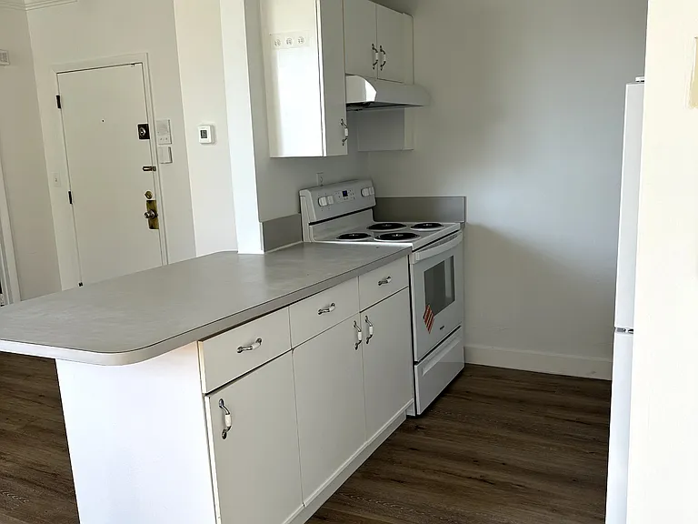 Kitchen & Entry