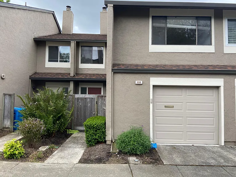 1016 Poplar Dr — Photo 1