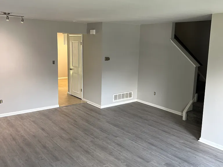 139 Lowell Ct — Photo 4