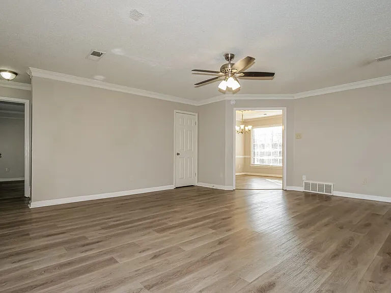 329 Locust Grove Dr — Photo 7