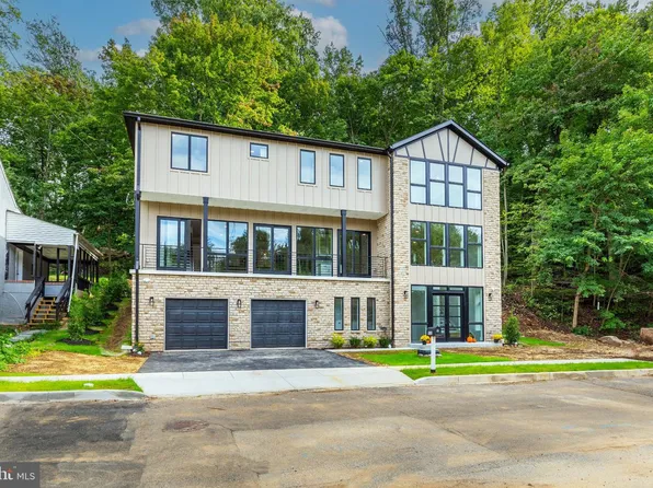 810 Maple Ln, Aston, PA 19014