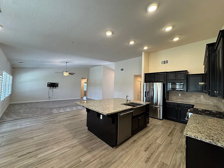 391 W Maclure Ave — Photo 3
