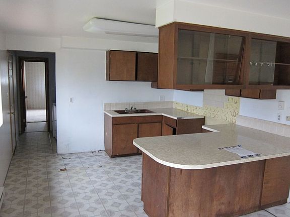 Sunny Kitchen w/ lots of Cabinets