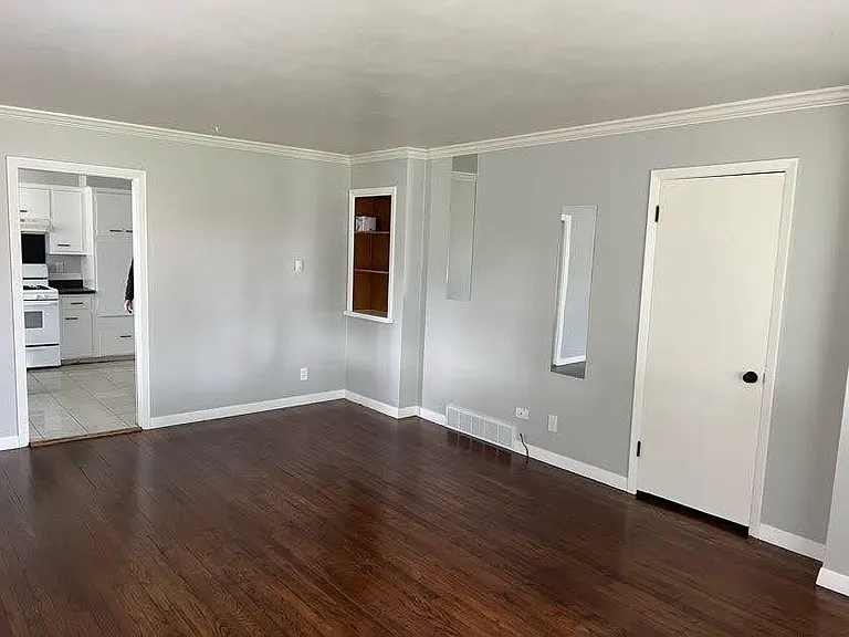 2429 Jonathan Ave — Photo 2