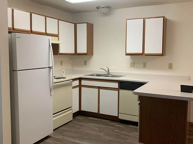 Dakota E & W Apartments — Photo 21