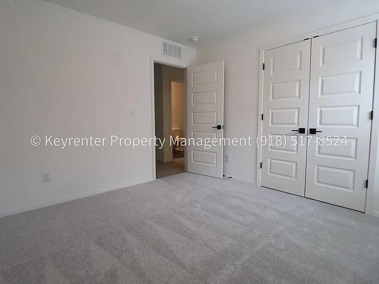 2908 S Redwood Ave — Photo 26