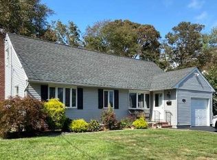 41 Frankie Ln, North Babylon, NY 11703