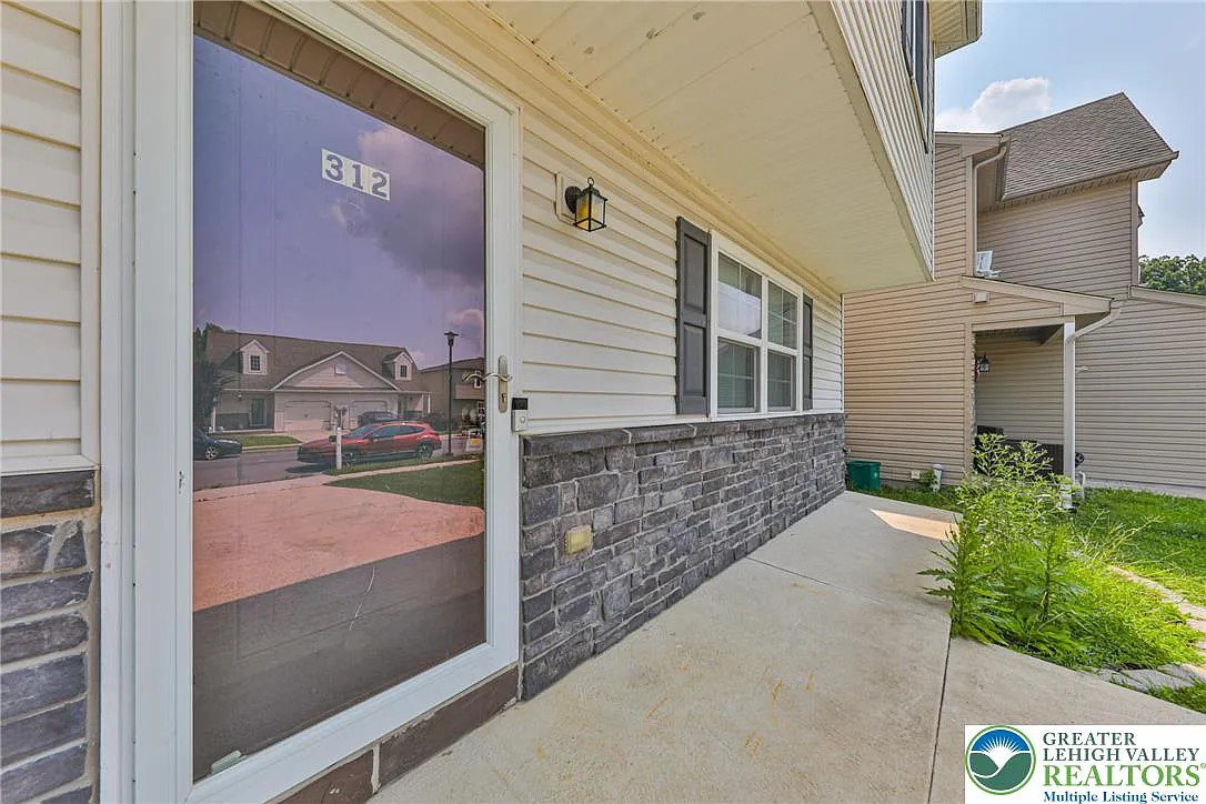 3 bed, 1.5 bath, 1491 sqft, $2,400 — Photo 3