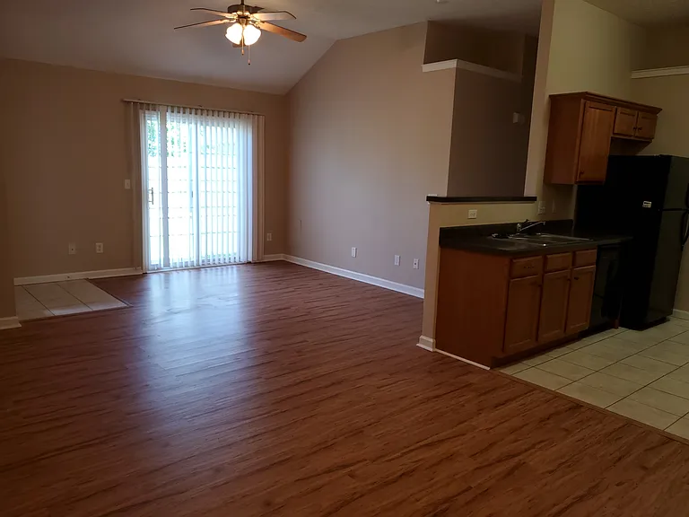 365 Cottage Dr — Photo 2