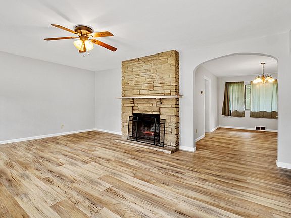 3rd image of 1563 Farmview Ave