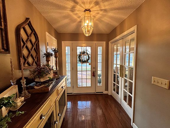 2nd image of 2003 Chevy Pl