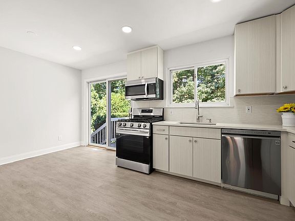 Eat-in Kitchen w direct access to deck