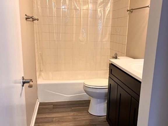 4th image of 109 Scarborough Ct #I1