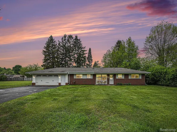 6681 Pear Ln, Clarkston, MI 48346