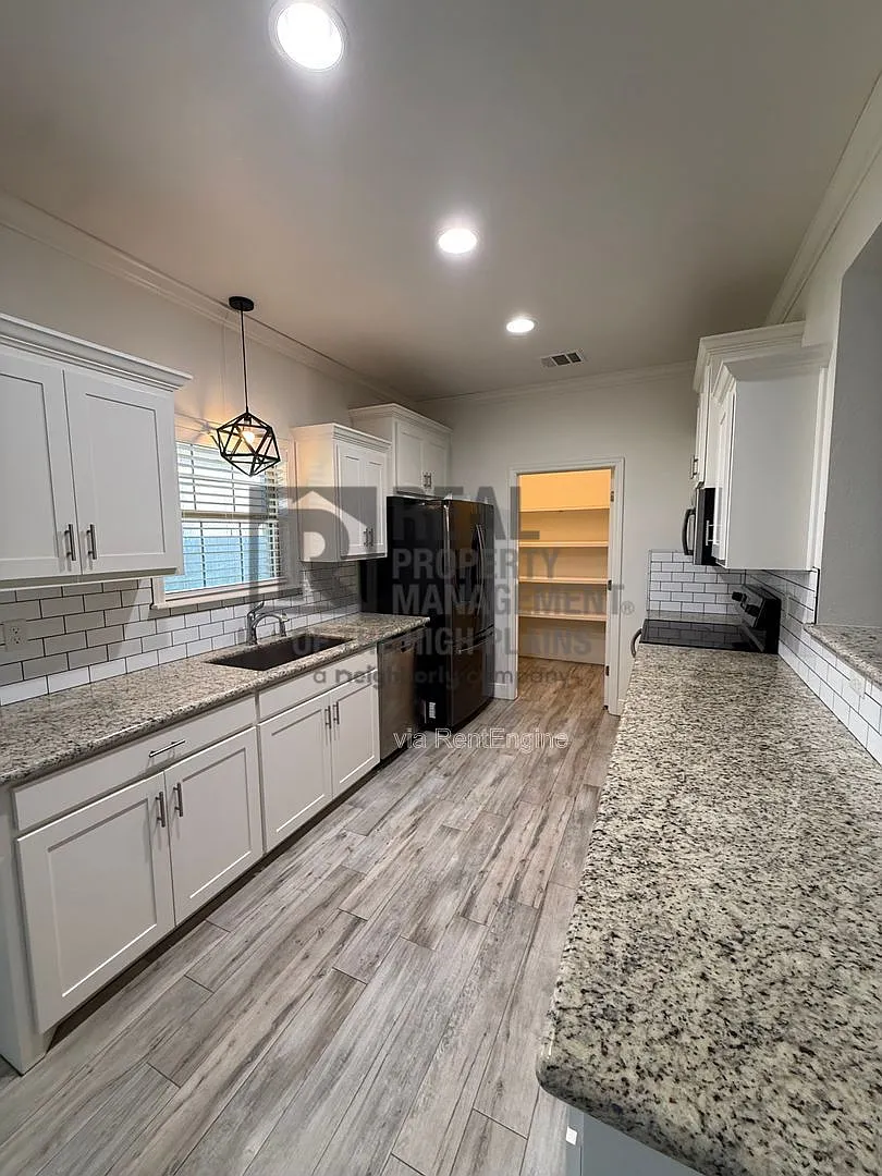 4 bed, 2.0 bath, 1682 sqft, $2,600 — Photo 2