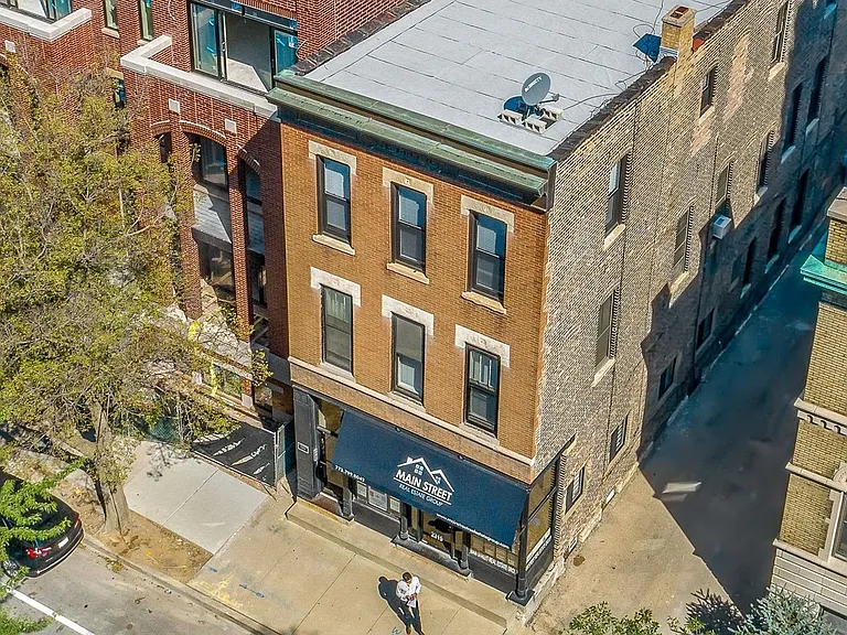 2315 N Southport Ave — Photo 11